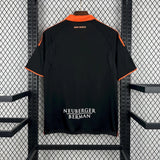 Espalda de la camiseta Como 25-26 tercera equipación en negro con cuello naranja y acabado liso