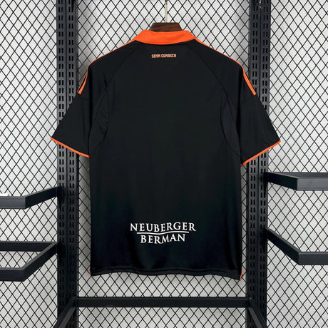 Espalda de la camiseta Como 25-26 tercera equipación en negro con cuello naranja y acabado liso