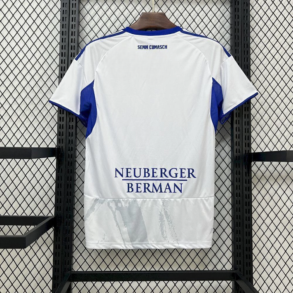 Espalda de la camiseta Como 25-26 visitante en blanco con detalles azules y gráfico gris inferior