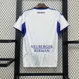 Espalda de la camiseta Como 25-26 visitante en blanco con detalles azules y gráfico gris inferior