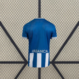 Espalda de la camiseta Deportivo La Coruña 26-27 local en azul con panel inferior de franjas azules y blancas