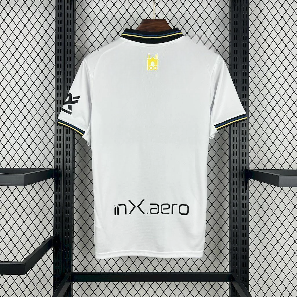 Espalda de la camiseta Parma 25-26 local en blanco con cuello de ribete negro, azul y amarillo