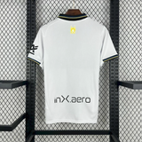 Espalda de la camiseta Parma 25-26 local en blanco con cuello de ribete negro, azul y amarillo