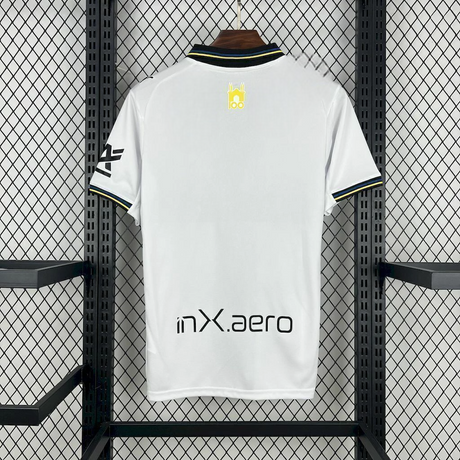 Espalda de la camiseta Parma 25-26 local en blanco con cuello de ribete negro, azul y amarillo