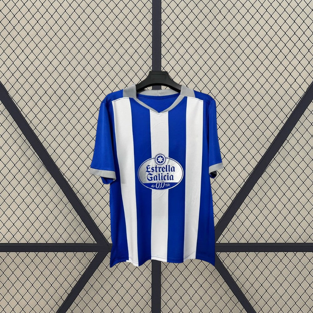 Otra vista frontal de la camiseta Deportivo La Coruña 26-27 local con franjas azules y blancas y acabados grises