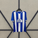 Otra vista frontal de la camiseta Deportivo La Coruña 26-27 local con franjas azules y blancas y acabados grises