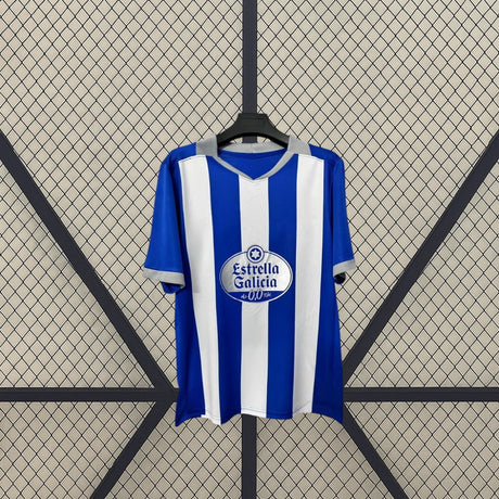 Otra vista frontal de la camiseta Deportivo La Coruña 26-27 local con franjas azules y blancas y acabados grises