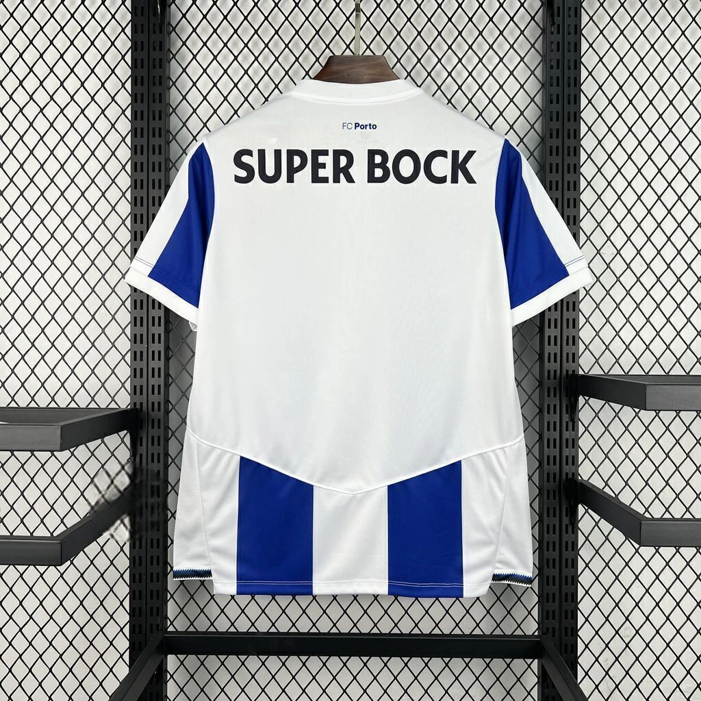 Parte trasera de la camiseta Porto 26-27 local en color blanco con detalle Super Bock y franjas azules en la zona inferior