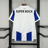 Parte trasera de la camiseta Porto 26-27 local en color blanco con detalle Super Bock y franjas azules en la zona inferior