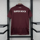 Parte trasera de la camiseta Porto 26-27 visitante en color granate con texto Super Bock en blanco