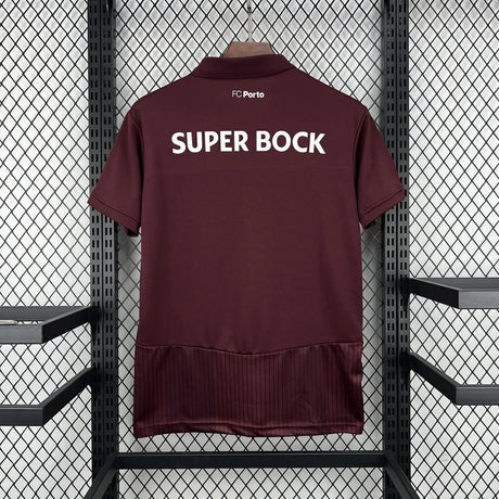 Parte trasera de la camiseta Porto 26-27 visitante en color granate con texto Super Bock en blanco