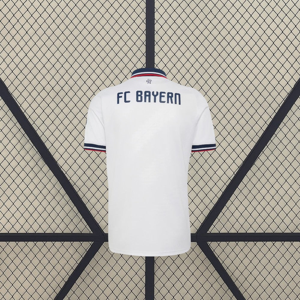 Segunda vista trasera de la camiseta Bayern Munich 26-27 visitante, con espalda blanca lisa, cuello tipo polo azul y detalles en contraste