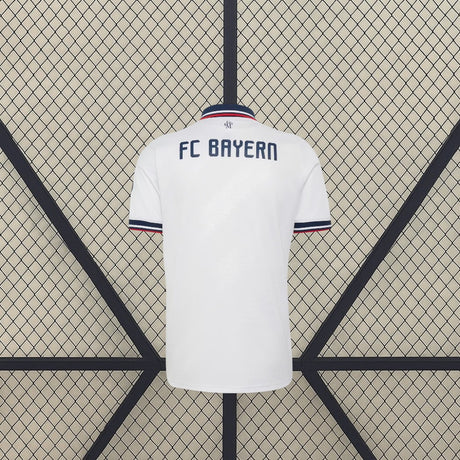Segunda vista trasera de la camiseta Bayern Munich 26-27 visitante, con espalda blanca lisa, cuello tipo polo azul y detalles en contraste
