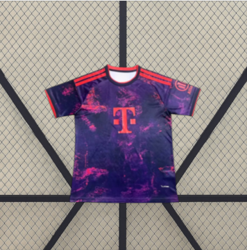 Vista frontal alternativa de la camiseta Bayern Munich 26-27 tercera equipación con manga corta, detalles rojos y estampado fucsia