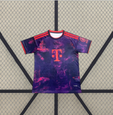 Vista frontal alternativa de la camiseta Bayern Munich 26-27 tercera equipación con manga corta, detalles rojos y estampado fucsia
