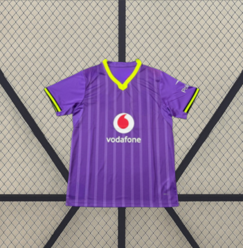 Vista frontal alternativa de la camiseta Borussia Dortmund 26-27 tercera equipación en morado con manga corta y detalles amarillo neón
