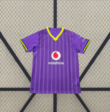 Vista frontal alternativa de la camiseta Borussia Dortmund 26-27 tercera equipación en morado con manga corta y detalles amarillo neón