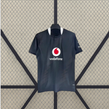 Vista frontal alternativa de la camiseta Borussia Dortmund 26-27 visitante en negro con manga corta, cuello oscuro y acabados blancos