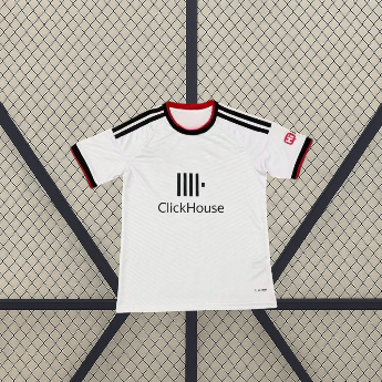 Vista frontal alternativa de la camiseta Fulham 26-27 local con base blanca, detalles negros en hombros y ribetes rojos y negros