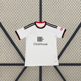 Vista frontal alternativa de la camiseta Fulham 26-27 local con base blanca, detalles negros en hombros y ribetes rojos y negros