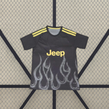 Vista frontal alternativa de la camiseta Juventus 26-27 3ª equipación negra con llamas grises y detalles amarillos en los hombros