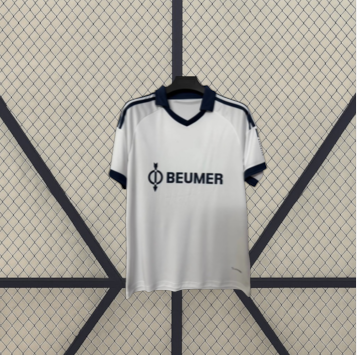 Vista frontal alternativa de la camiseta Schalke 26-27 visitante blanca con cuello azul marino, manga corta y detalles oscuros en hombros