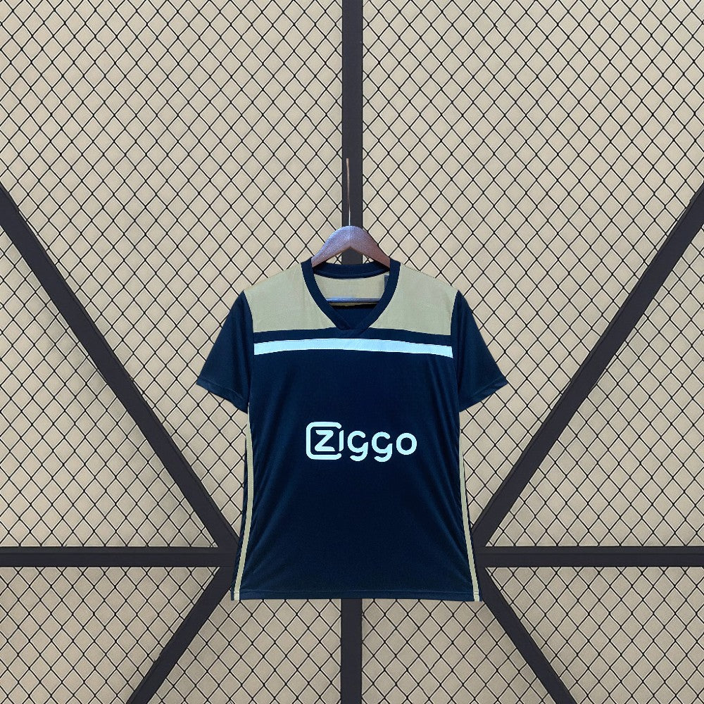 Vista frontal de la Camiseta Ajax 18-19 visitante versión retro en negro con panel beige y franja blanca