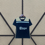 Vista frontal de la Camiseta Ajax 18-19 visitante versión retro en negro con panel beige y franja blanca