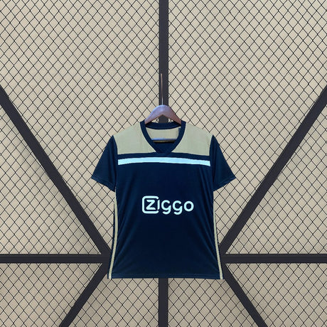 Vista frontal de la Camiseta Ajax 18-19 visitante versión retro en negro con panel beige y franja blanca