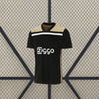Vista frontal de la Camiseta Ajax 18-19 visitante versión retro en negro con panel beige y franja blanca