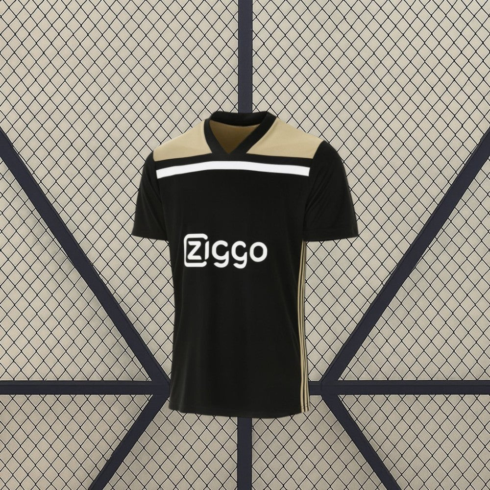 Vista frontal de la Camiseta Ajax 18-19 visitante versión retro en negro con panel beige y franja blanca