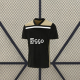 Vista frontal de la Camiseta Ajax 18-19 visitante versión retro en negro con panel beige y franja blanca