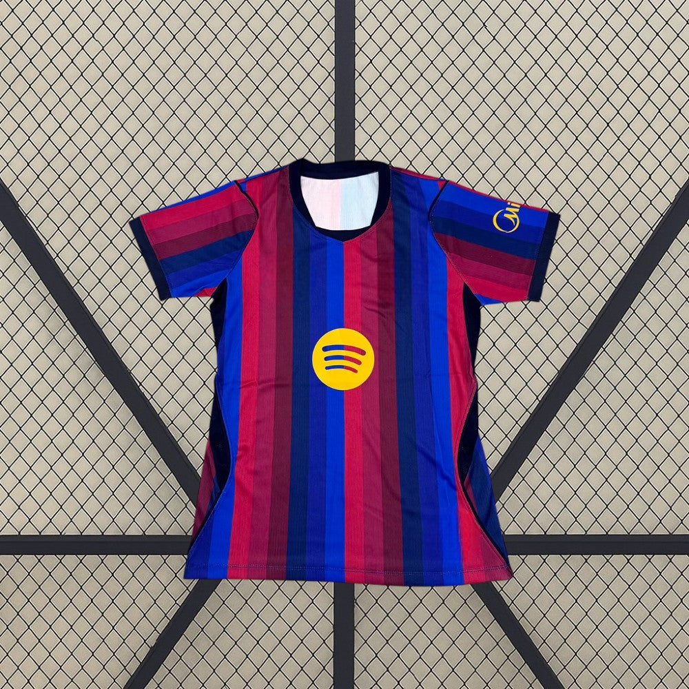 Vista frontal de la Camiseta Barcelona mujer 26-27 local con franjas azul y grana y detalle amarillo en el pecho