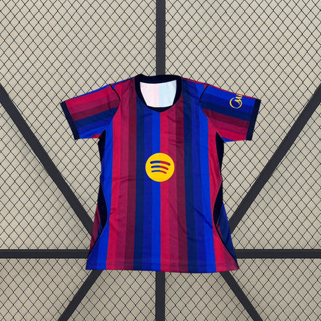 Vista frontal de la Camiseta Barcelona mujer 26-27 local con franjas azul y grana y detalle amarillo en el pecho