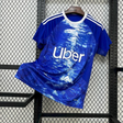 Vista frontal de la Camiseta Como 25-26 local azul con cuello blanco y estampado abstracto en el frontal