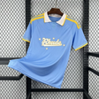 Vista frontal de la Camiseta Como 26-27 edición especial Como 1907 x RHUDE en azul celeste con cuello blanco