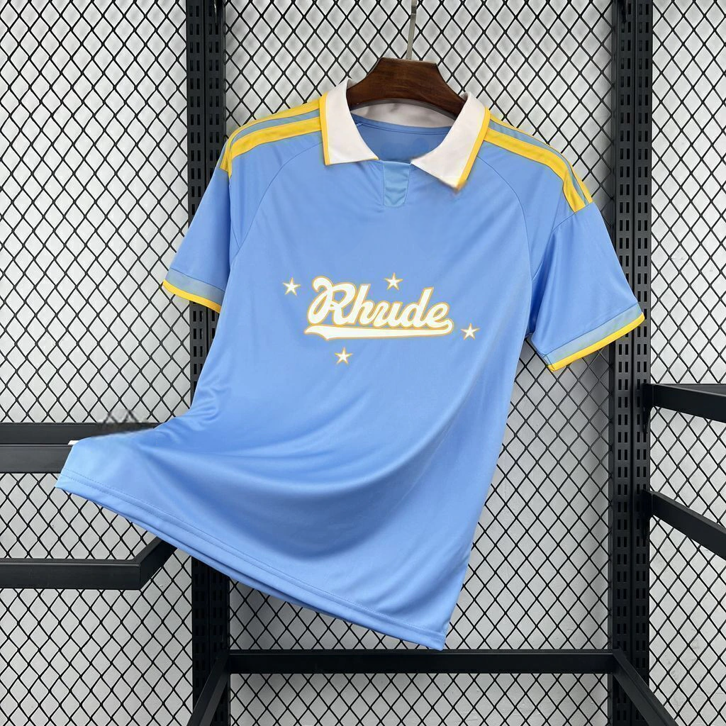 Vista frontal de la Camiseta Como 26-27 edición especial Como 1907 x RHUDE en azul celeste con cuello blanco