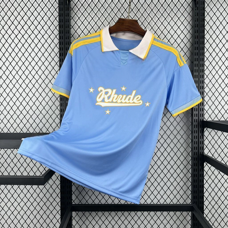 Vista frontal de la Camiseta Como 26-27 edición especial Como 1907 x RHUDE en azul celeste con cuello blanco
