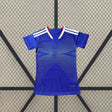 Vista frontal de la Camiseta Japón mujer 26-27 local Mundial 2026 en azul con líneas blancas y cuello con detalle rojo