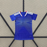 Vista frontal de la Camiseta Japón mujer 26-27 local Mundial 2026 en azul con líneas blancas y cuello con detalle rojo