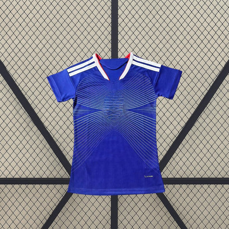 Vista frontal de la Camiseta Japón mujer 26-27 local Mundial 2026 en azul con líneas blancas y cuello con detalle rojo
