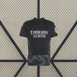 Vista frontal de la Camiseta de portero R.M. 26-27 negra con hombros blancos y panel inferior geométrico gris oscuro