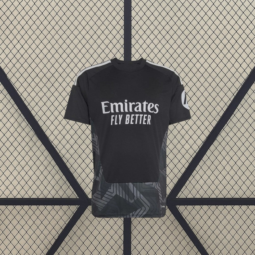 Vista frontal de la Camiseta de portero R.M. 26-27 negra con hombros blancos y panel inferior geométrico gris oscuro