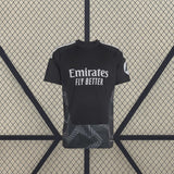 Vista frontal de la Camiseta de portero R.M. 26-27 negra con hombros blancos y panel inferior geométrico gris oscuro