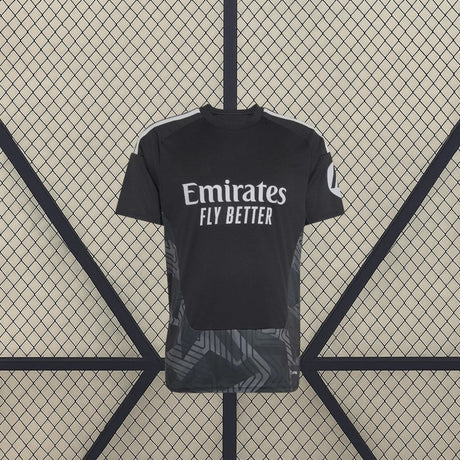 Vista frontal de la Camiseta de portero R.M. 26-27 negra con hombros blancos y panel inferior geométrico gris oscuro