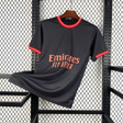 Vista frontal de la camiseta AC Milan 26-27 3ª equipación en negro antracita con cuello y remates de manga en tonos rojos