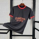 Vista frontal de la camiseta AC Milan 26-27 3ª equipación en negro antracita con cuello y remates de manga en tonos rojos