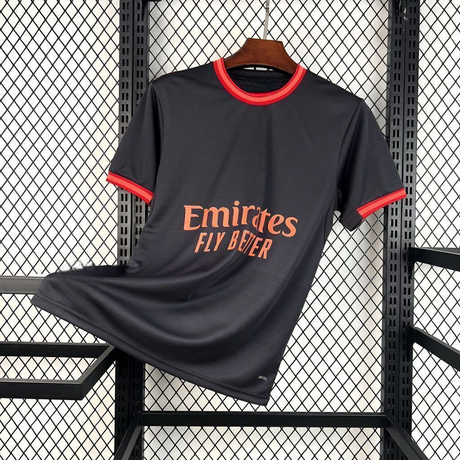 Vista frontal de la camiseta AC Milan 26-27 3ª equipación en negro antracita con cuello y remates de manga en tonos rojos