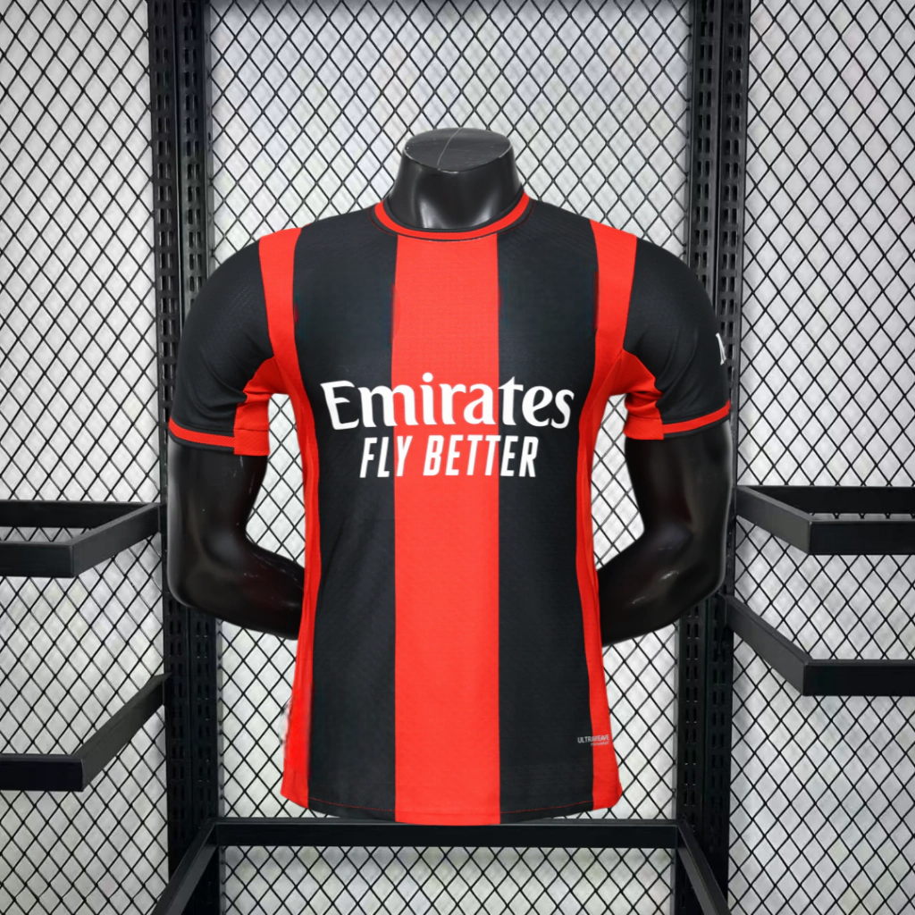 Vista frontal de la camiseta AC Milan 26-27 local versión Player con franjas rojas y negras, cuello redondo y corte ceñido