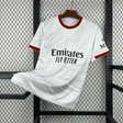 Vista frontal de la camiseta AC Milan 26-27 visitante en color blanco, con cuello redondo y ribetes rojos y negros